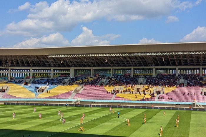 Suasana pertandingan Persis vs Dewa United pada laga pekan ke-23 Liga 1 2023/2024 di Stadion Manahan, Surakarta, Jawa Tengah, Minggu (17/12/2023).