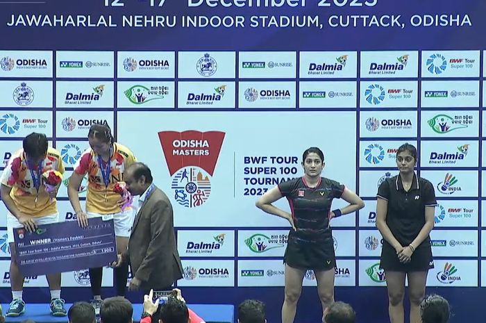 Ganda putri Indonesia, Rachel Allessya Rose/Meilysa Trias Puspita Sari berdiri di podium juara setelah mengalahkan unggulan tuan rumah Ashwini Ponnappa/Tanisha Crasto pada final Odisha Masters 2023 di Jawaharlal Nehru Indoor Stadium, Cuttack, Odisha, India, Minggu (17/12/2023).