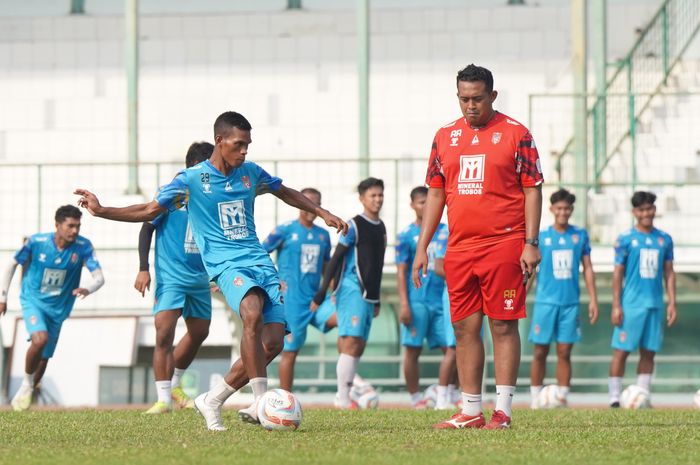 Sesi latihan resmi Malut United menjelang laga kontra FC Bekasi City di Stadion Singaperbangsa, Karawang, Minggu (17/12/2023).