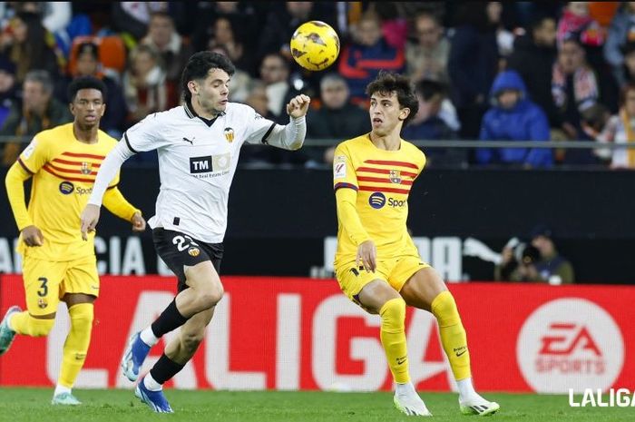 Joao Felix (kuning) berebut bola dengan Fran Perez (putih) dalam laga Valencia vs Barcelona di Stadion Mestalla, Sabtu (16/12/2023).