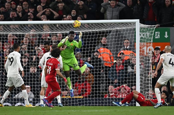 Kiper Man United, Andre Onana, melakukan penyelamatan pada laga Liga Inggris pekan ke-17 melawan Liverpool di Stadion Anfield, Minggu (17/12/2023).