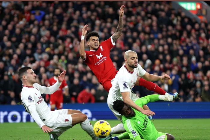 Kiper Manchester United, Andre Onana, melakukan penyelamatan saat melawan Liverpool di Stadion Anfield, Minggu (17/12/2023).