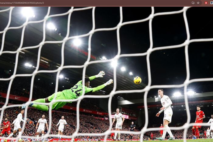 Kiper Manchester United, Andre Onana, melakukan penyelamatan saat melawan Liverpool di Stadion Anfield, Minggu (17/12/2023).