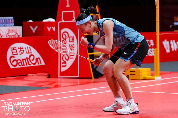 Selebrasi Tai Tzu Ying (Taiwan) saat berhasil memastikan kemenangan atas Carolina Marin (Spanyol) pada final BWF World Tour Finals 2023 di Hangzhou Olympic Sports Centre, Hangzhou, China, Minggu (17/12/2023).