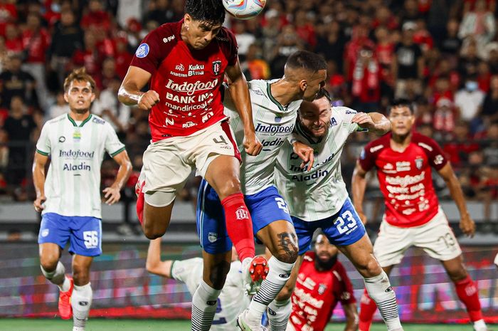 Suasana pertandingan Bali United vs Persib Bandung pada lanjutan pekan ke-23 Liga 1 2023/2024 di Stadion Kapten I Wayan Dipta, Gianyar, Bali, Senin (18/12/2023) malam WIB