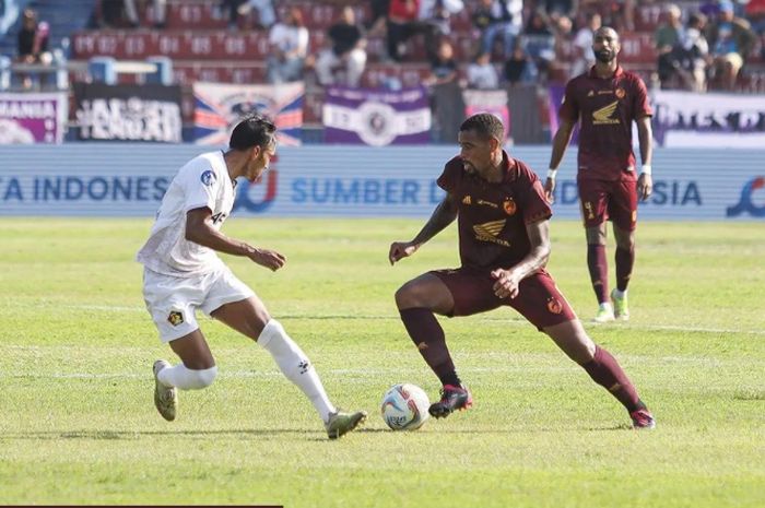 Suasana pertandingan Persik Kediri vs PSM Makassar dalam laga pekan ke-23 Liga 1 2023/2024 yang berlangsung di Stadion Brawijaya, Kediri, Senin (18/12/2023).