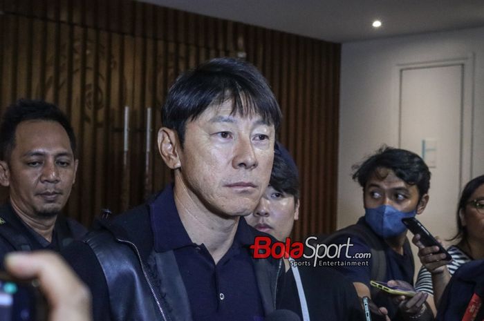 Pelatih timnas Indonesia, Shin Tae-yong, sedang memberikan keterangan kepada awak media di Le Meridien, Senayan, Jakarta, Selasa (19/12/2023).