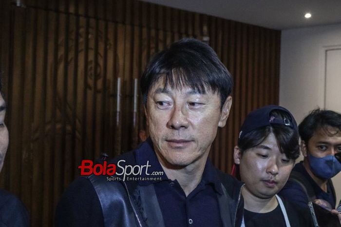 Pelatih timnas Indonesia, Shin Tae-yong, sedang memberikan keterangan kepada awak media di Le Meridien, Senayan, Jakarta, Selasa (19/12/2023).