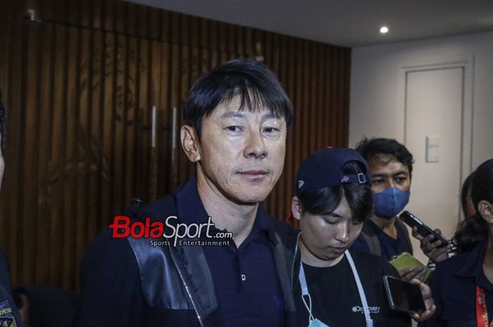 Pelatih timnas Indonesia, Shin Tae-yong, sedang memberikan keterangan kepada awak media di Le Meridien, Senayan, Jakarta, Selasa (19/12/2023).