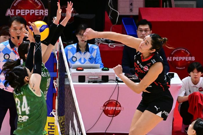 Opposite Gwangju AI Peppers Savings Bank, Yaasmeen Bedart Ghani (kanan) sedang melepaskan spike keras pada pertandingan Liga Voli Korea 