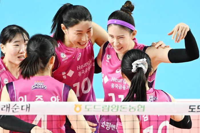 Tim bola voli putri, Incheon Heungkuk Life Pink Spiders, Kim Yeon-koung (No 10) dan Kim Su-ji (No 11)