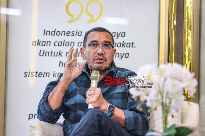 Anggota Komite Eksekutif PSSI, Arya Sinulingga, sedang memberikan keterangan kepada awak media di Kantor Kemenpora, Senayan, Jakarta, Kamis (21/12/2023).