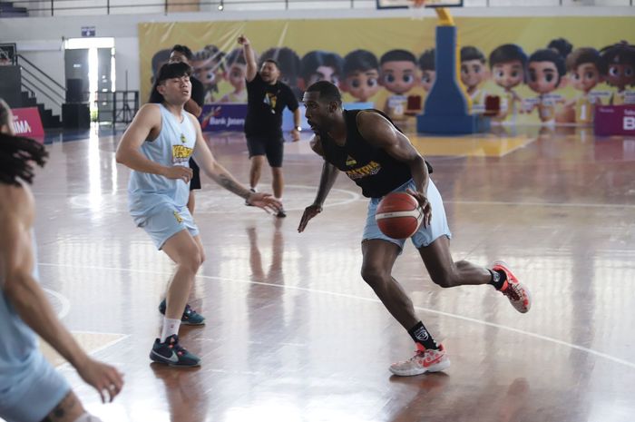 Suasana latihan tim Kesatria Bengawan Solo jelang IBL 2024 di GOR Sritex Arena, Surakarta, Jawa Tengah. Tampak pemain asing, Kentrell Barkley, sedang berusaha melewati adangan Esha Lapian.