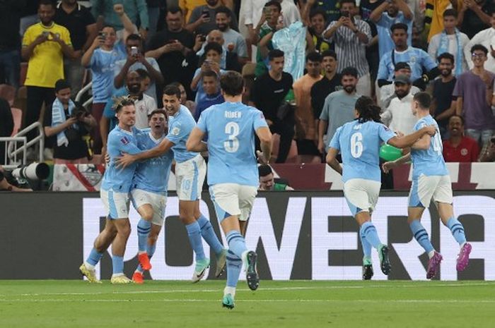 Para pemain Manchester City merayakan gol Julian Alvarez pada laga final Piala Dunia Klub 2023 melawan Fluminense di King Abdullah Sports City Stadium, Jeddah, Jumat (22/12/2023).