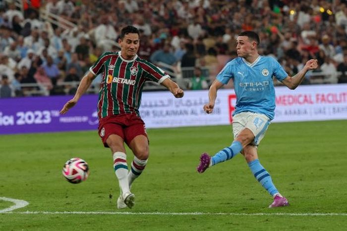 Gelandang Fluminense, Ganso (kiri), mencoba mengeblok upaya tembakan pemain Manchester City, Phil Foden, dalam laga final Piala Dunia Klub 2023, Jumat (22/12/2023) di King Abdullah Sports City Stadium, Jeddah.