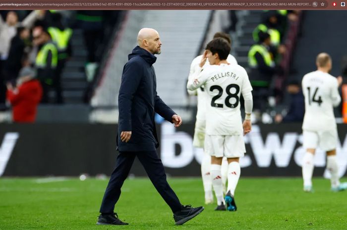 Erik ten Hag tampak kecewa dengan kekalahan Manchester United dari West Ham United di London Stadium, Sabtu (23/12/2023).