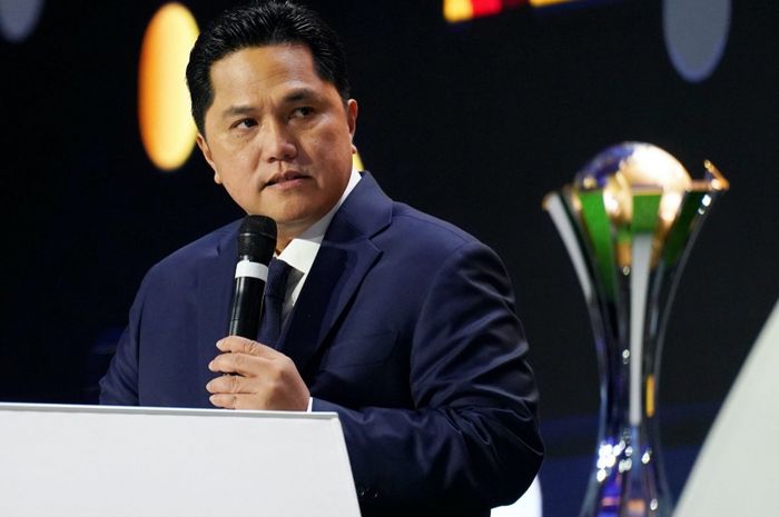 Ketua Umum PSSI, Erick Thohir perlihatan tengah menikmati menonton laga uji coba lawan Samurai Biru alias Jepang vs Thailand.