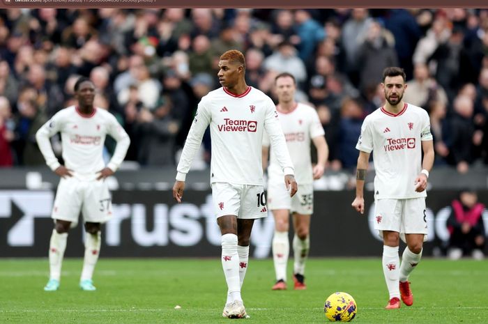 Para pemain Man United tampak kecewa usai kalah dari West Ham United pada matchweek 18 Liga Inggris 2023-2024 di London Stadium, Sabtu (23/12/2023).