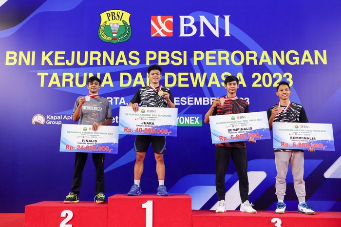 Podium tunggal taruna dewasa pada Kejuaraan Nasional PBSI 2023 yang selesai digelar di GOR Universitas Negeri Jakarta, Rawamangun, Jakarta Timur, 23 Desember 2023. Dari kiri: runner-up Jelang Fajar, juara Muhammad Halim As Sidiq, serta semifinalis Rizki Ansyahri dan Damas Mawardi Putra.