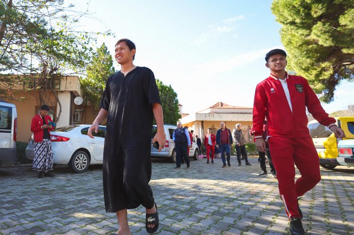 Suasana pemain Timnas Indonesia saat melakukan ibadah salat Jumat perdana di Turki, tepatnya di kompleks Garden of Tolerance, Belek, Antalya, Jumat (22/12/2023)