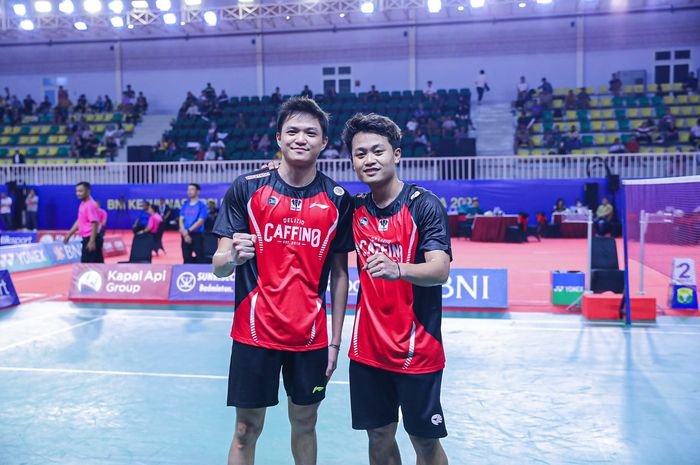 Pebulu tangkis asal Jawa Tengah, Bobby Setiabudi (kiri) bersama Akbar Bintang Cahyono berpose setelah menjuarai  Kejurnas PBSI 2023 pada final di GOR Universitas Negeri Jakarta, Rawamangun, Jakarta Timur, Sabtu (23/12/2023).