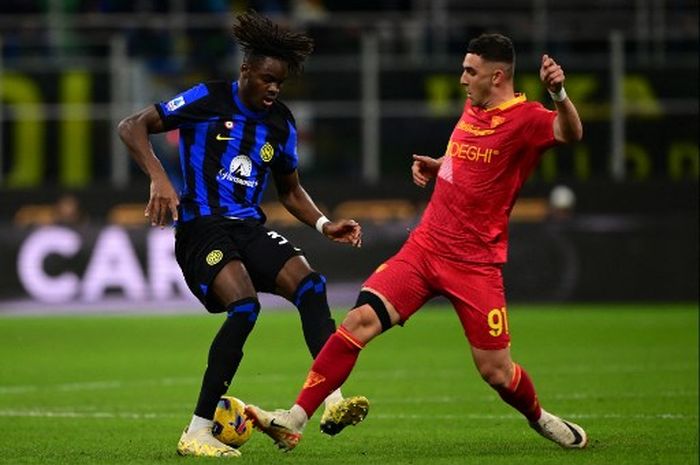 Yann Bisseck (kiri) menunjukkan niatnya hengkang dari Inter Milan usai menjadi pesakitan di bawah komando Cristian Chivu.