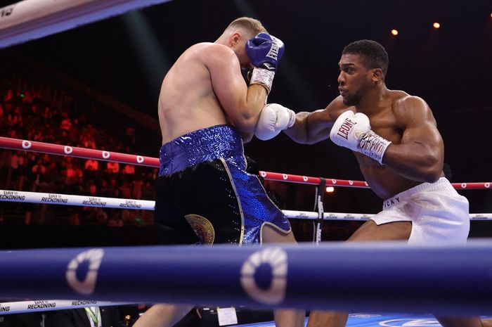 Aksi Anthony Joshua saat melawan Otto Wallin dalam laga tinju kelas berat di Kindong Arena, Riyadh, Arab Saudi, Minggu (24/12/2023)