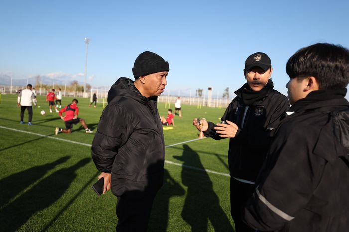 Waketum PSSI, Zainudin Amali (kiri), tengah berbincang dengan Shin Tae-yong (tengah) selaku pelatih kepala Timnas Indonesia.