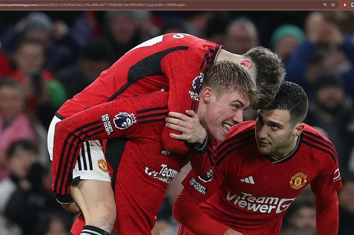 Rasmus Hojlund berhasil pecah telur dan membawa Manchester United comeback atas Aston Villa dengan skor 3-2 di Liga Inggris 2023-2024.