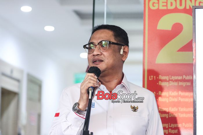 Anggota Komite Eksekutif (Exco) PSSI, Endri Erawan, sedang memberikan keterangan kepada awak media di Kantor Kemenkumham DKI Jakarta, Cawang, Kamis (28/12/2023).