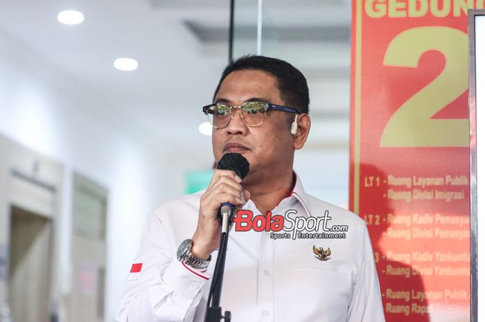 Anggota Komite Eksekutif (Exco) PSSI, Endri Erawan, sedang memberikan keterangan kepada awak media di Kantor Kemenkumham DKI Jakarta, Cawang, Kamis (28/12/2023).