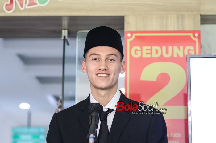 Pemain baru timnas Indonesia bernama Jay Idzes saat hadir di Kantor Kemenkumham DKI Jakarta, Cawang, Kamis (28/12/2023).