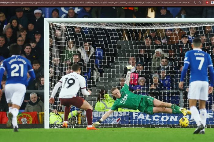 Julian Alvarez mencetak gol untuk Manchester City ke gawang Everton pada matchweek 19 Liga Inggris 2023-2024 di Stadion Goodison Park, Rabu (27/12/2023).