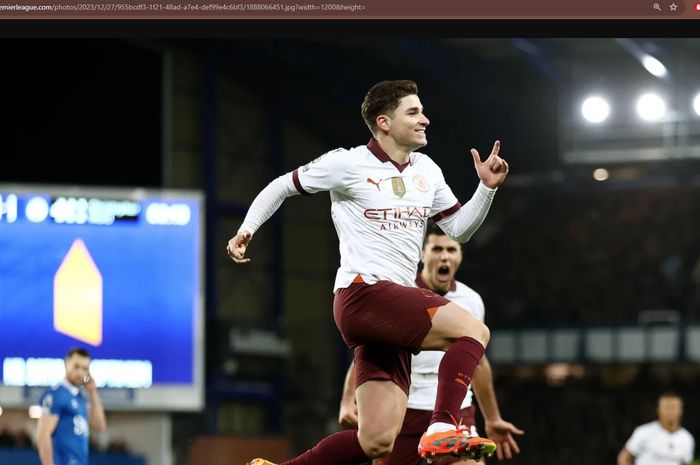 Julian Alvarez merayakan gol untuk Manchester City ke gawang Everton pada matchweek 19 Liga Inggris 2023-2024 di Stadion Goodison Park, Rabu (27/12/2023).