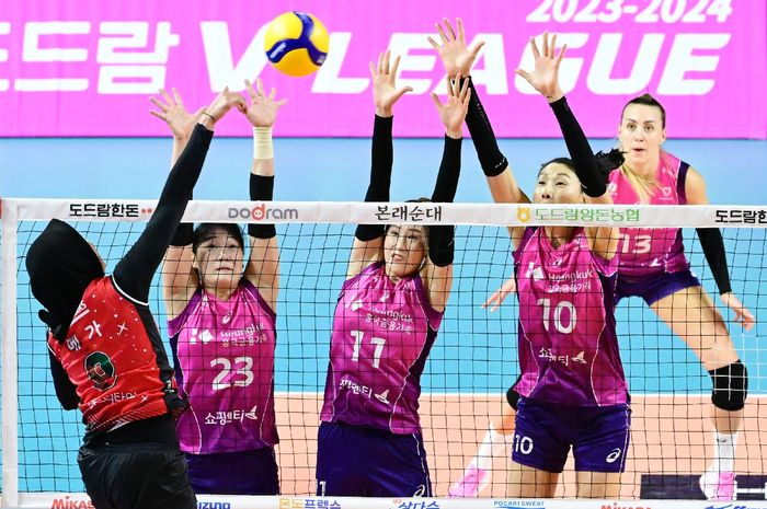 Opposite Indonesia, Megawati Hangestri Pertiwi saat spike dijaga ketat oleh roster Incheon Heugkuk Life Pink Spiders, dari kiri: Lee Won-jeong, Kim Su-ji, dan Kim Yeon-koung, di belakang, Jelena Mladenovic