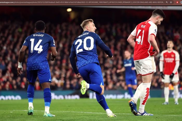 Jarrod Bowen merayakan gol Tomas Soucek untuk West Ham United ke gawang Arsenal pada matchweek 19 Liga Inggris 2023-2024 di Stadion Emirates, Kamis (28/12/2023).