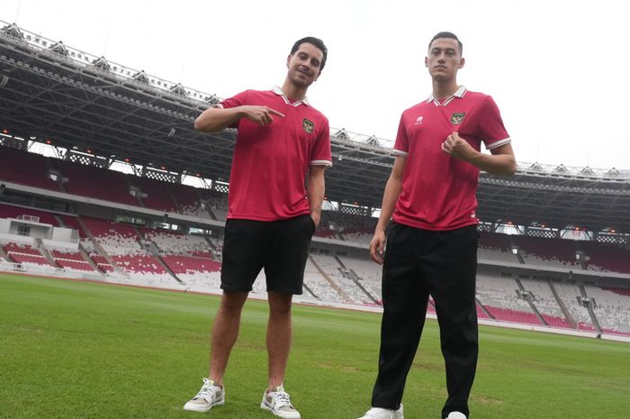 Thom Haye dan Jay Idzes berkunjung ke kandang timnas Indonesia, Stadion Utama Gelora Bung Karno, Jakarta, Jumat (29/12/2023).