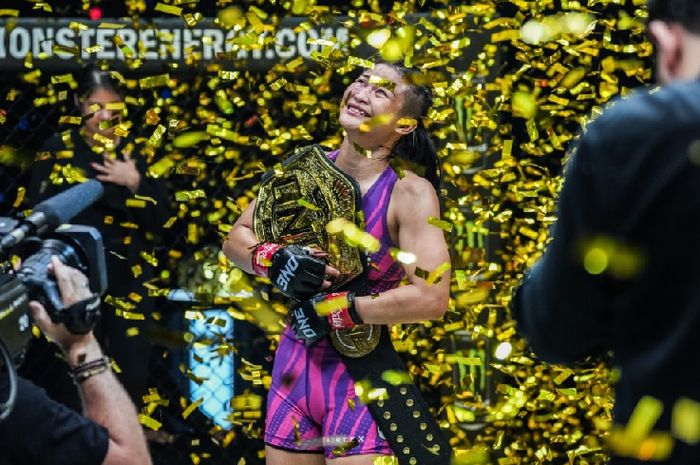 Juara kelas atomweight MMA ONE Championship, Stamp Fairtex.