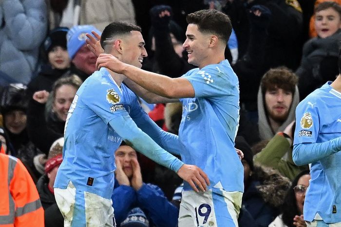 Phil Foden dan Julian Alvarez merayakan gol Man City ke gawang Sheffield United di Etihad Stadium pada duel Liga Inggris (30/12/2023).