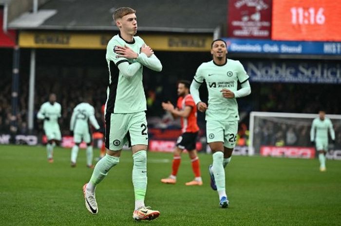 Pemain Chelsea, Cole Palmer, merayakan gol yang dicetaknya ke gawang Luton Town dalam laga pekan ke-20 Liga Inggris, Sabtu (30/12/2023) di Kenilworth Road.