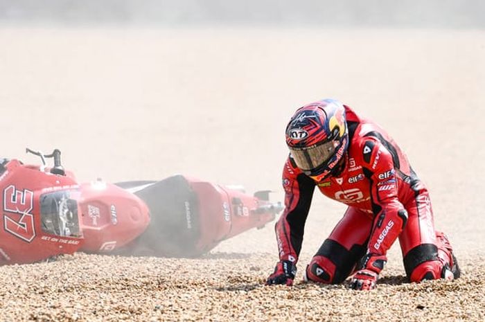 Satu-satunya Rookie MotoGP 2023, Augusto Fernandez (GASGAS Factory Racing Tech3) saat mengalami kecelakaan pada MotoGP Prancis 2023 di Sirkuit Le Mans, Prancis.