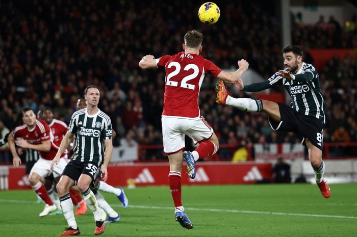 Aksi kapten Manchester United, Bruno Fernandes, dalam laga melawan Nottingham Forest di The City Ground Stadium pada matchweek 20 Liga Inggris 2023-2024, Sabtu (30/12/2023).