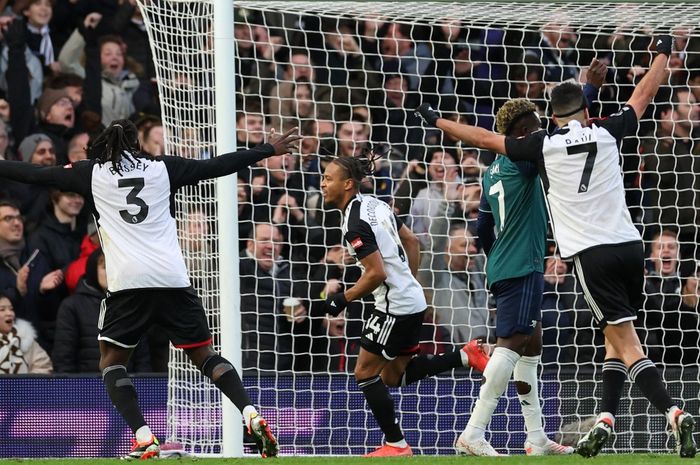 Arsenal menutup tahun 2023 dengan tragis. The Gunners kena comeback Fulham dan gagal mengudeta Liverpool dari puncak klasemen Liga Inggris usai takluk di Craven Cottage (31/12/2023).