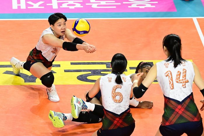 Outside hitter timnas voli Thailand, Wipawee Srithong, sedang melakukan receive saat Suwon Hyundai E&amp;C Hillstate menghadapi Incheon Heungkuk Life Pink Spiders pada lanjutan Liga Voli Korea