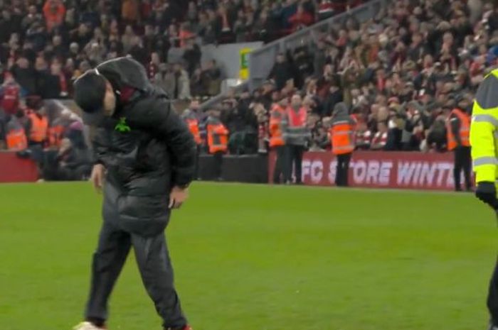 Momen Juergen Klopp mencari cincin kawinnya yang terjatuh di lapangan usai laga Liverpool vs Newcastle, Selasa (2/1/2024) dini hari WIB.