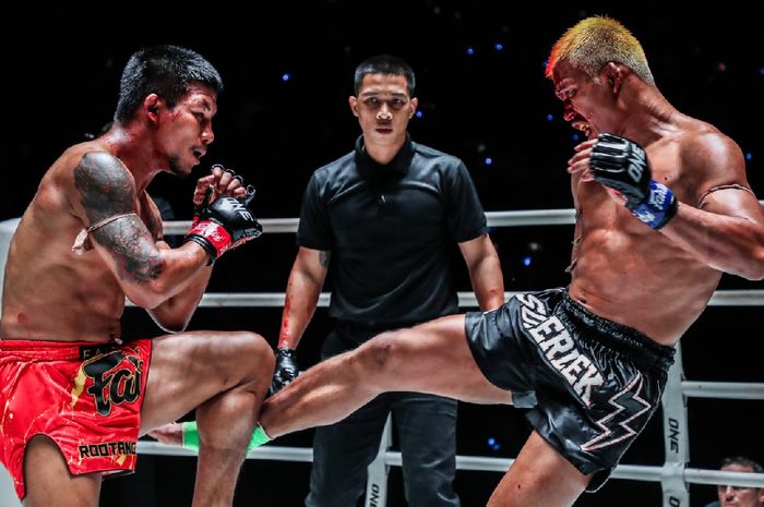 Rodtang Jitmuangnon berlaga melawan Superlek Kiatmoo9 di ONE Friday Fights 34.