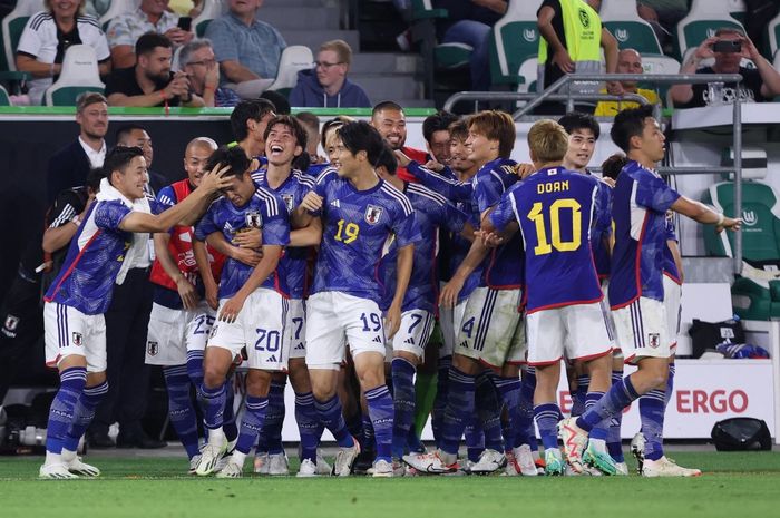 Pemain timnas Jepang merayakan gol dalam laga melawan Jerman di Wolfsburg (9/9/2023). Calon lawan timnas Indonesia di Piala Asia 2023 ini mengerikan karena melibas 9 tim dengan mencetak total 39 gol.