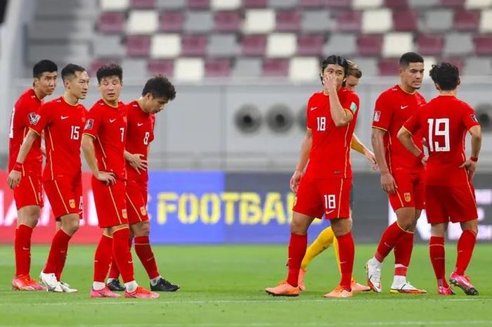 Para pemain Timnas China tertunduk lesu usai menelan kekalahan dari Hong Kong dalam laga uji coba menjelang Piala Asia 2023.