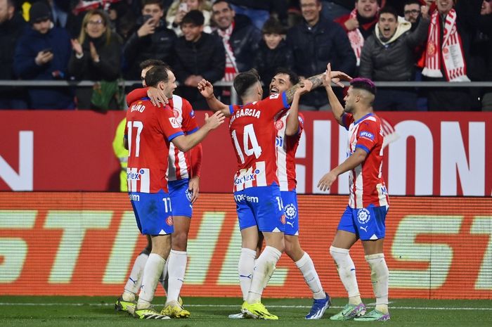 Para pemain Girona merayakan gol Ivan Martin ke gawang Atletico Madrid dalam lanjutan Liga Spanyol di Stadion Montilivi (3/1/2024).