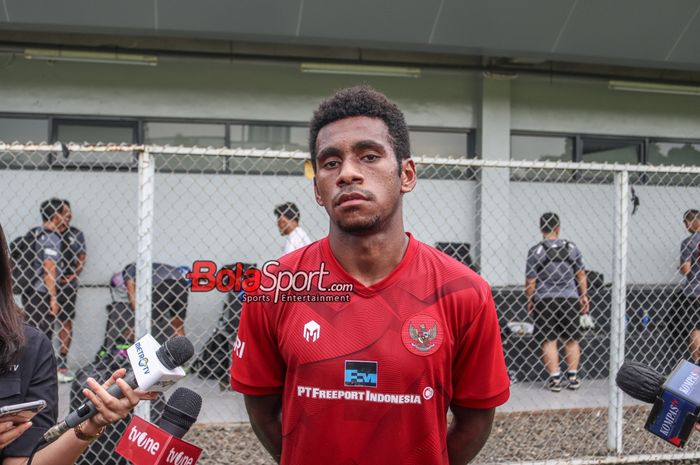 Bek timnas U-20 Indonesia, Muhammad Iqbal Gwijangge, sedang memberikan keterangan kepada awak media di Lapangan A, Senayan, Jakarta, Kamis (4/1/2024).